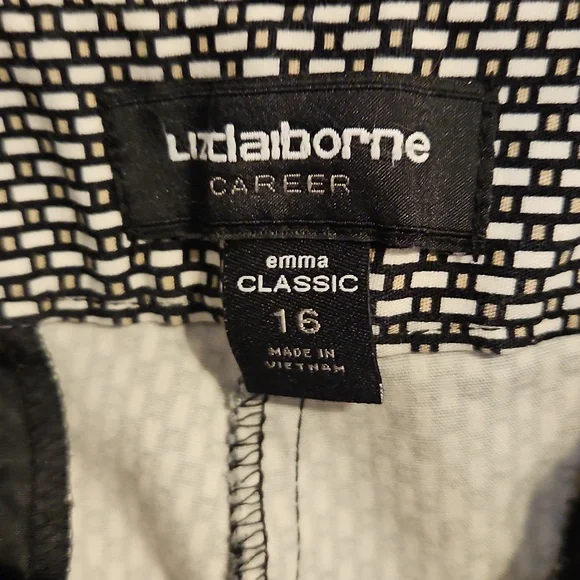 Liz Claiborne Career Cropped Pant. Size 16. - Picture 2 of 6